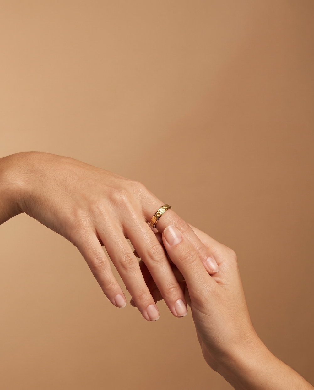 Hand wearing the Anxio spinner ring